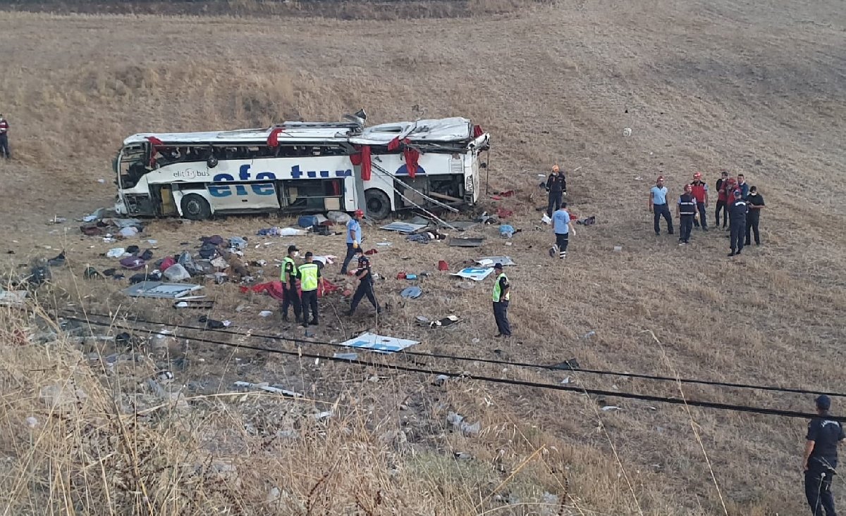 Balıkesirde yolcu otobüsü yoldan çıkıp takla attı: 15 ölü, 17 yaralı
