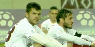 Futbolcular göçmenler için oturdu