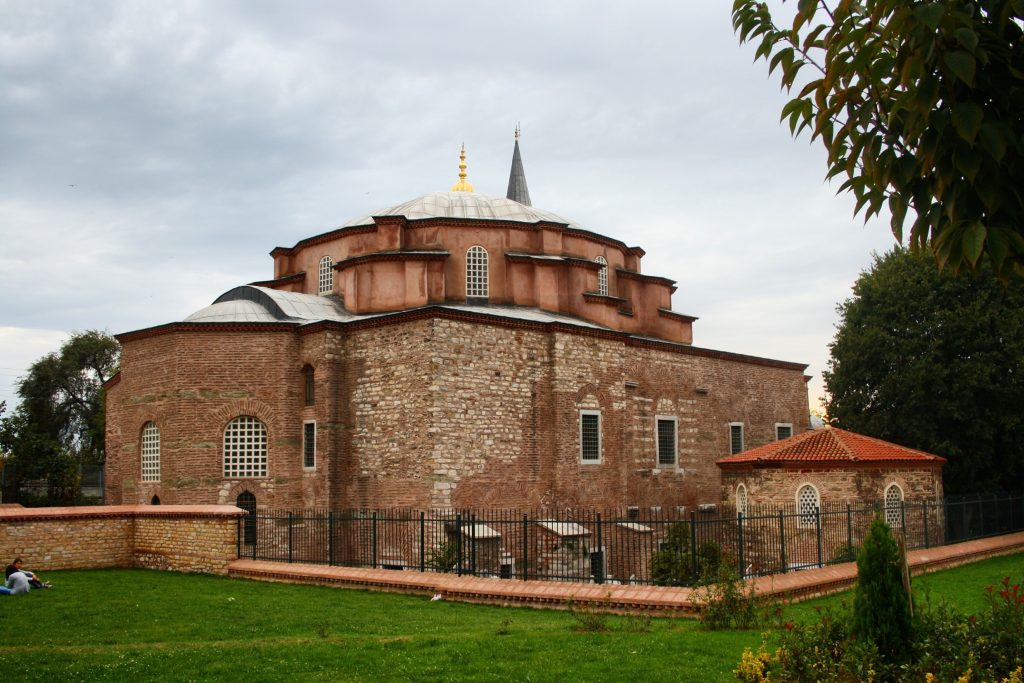 Metin Kutusu: Aziz Sergius ve Bacchus Kilisesi/Küçük Ayasofya Camii, 527-536 dolayları. Sultan II Bayezid altına 1506-1513 arasında camiye dönüştürülmüştür. 