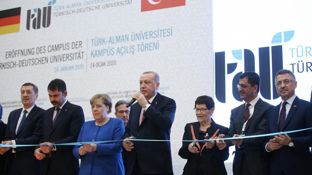 İstanbul'da konuşan Merkel: Bilim ne kadar özgürse elde edilen sonuçlar da  o kadar zengindir | Euronews
