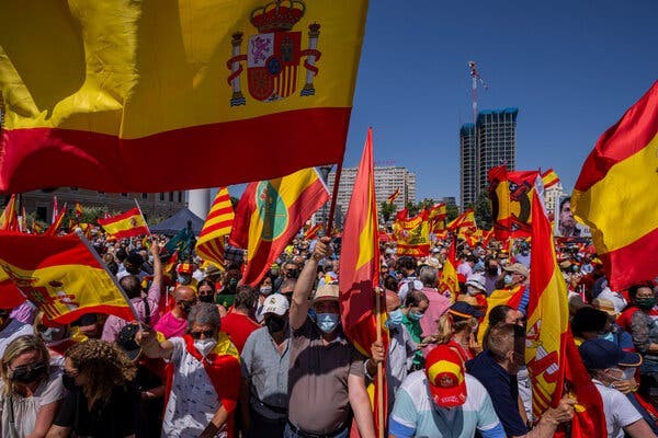 İspanya hükümetinin bu ay Madrid'de hapisteki Katalan ayrılıkçı liderleri affetme planına karşı bir protesto.
