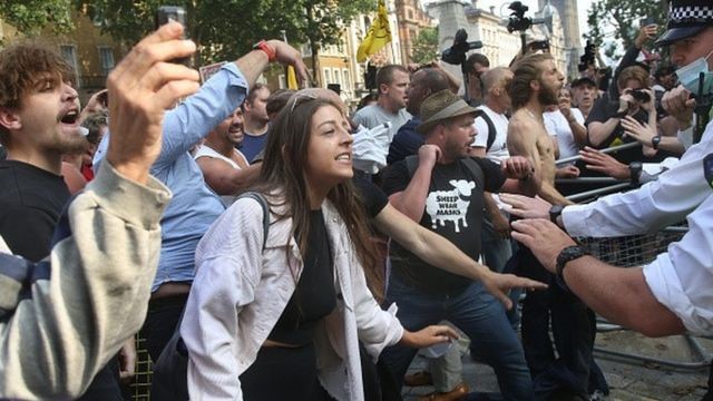 Londra'da Başbakanlık Ofisi önünden yürüyen eylemciler aşı karşıtı sloganlar attı