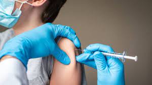 İngiltere'de 12-15 yaş arası çocuklara covid aşısı nasıl tartışılıyor? -  BBC News Türkçe