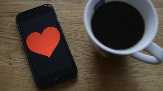 üzerinde kalp olan telefon ve kahve fincanı