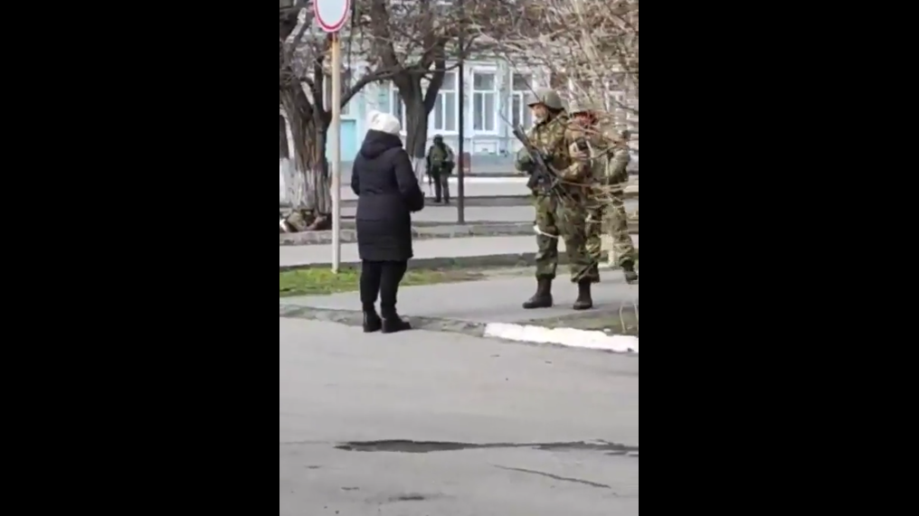 Ukrainian Woman Confronts Russian Soldiers