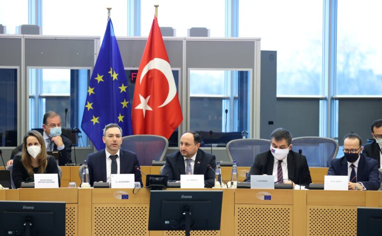 AP’nin Türkiye Raporu’nda yok yok: “NATO’da yapıcı ol, Rus oligarklara liman olma, Uygurları Çin’e teslim etme”