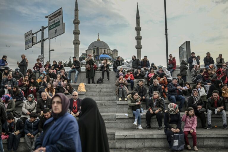 Dini mi seviyorlar, tahakkümü mü?