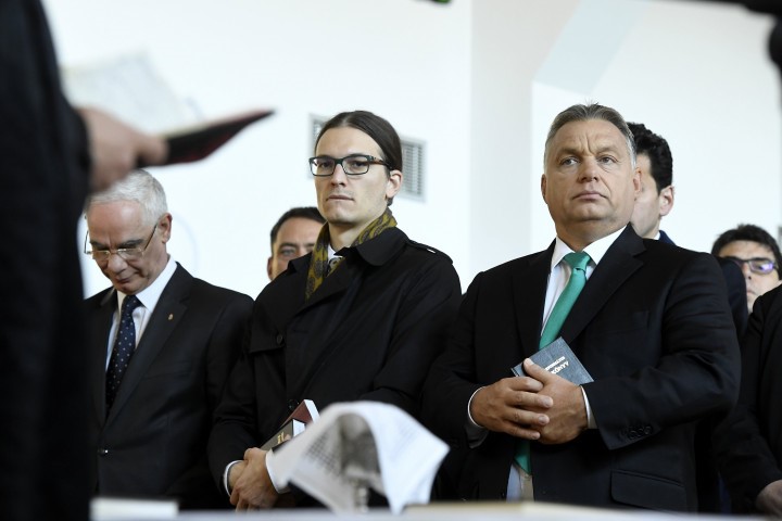 Prime Minister Viktor Orbán, flanked by his son Gáspár Orbán, at the opening ceremony of the Szászfenes Reformed Church in Transylvania in 2017 - Photo: Szilárd Koszticsák / MTI