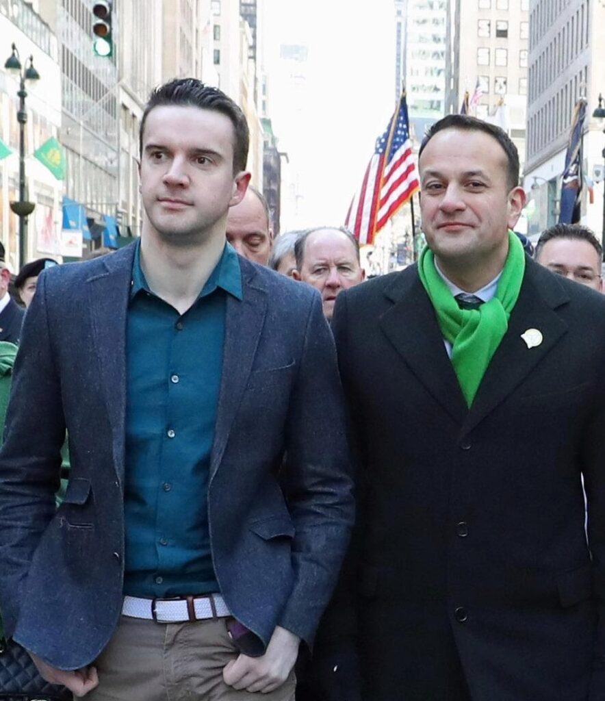 Leo Varadkar (sağda) ve Matt Barrett.