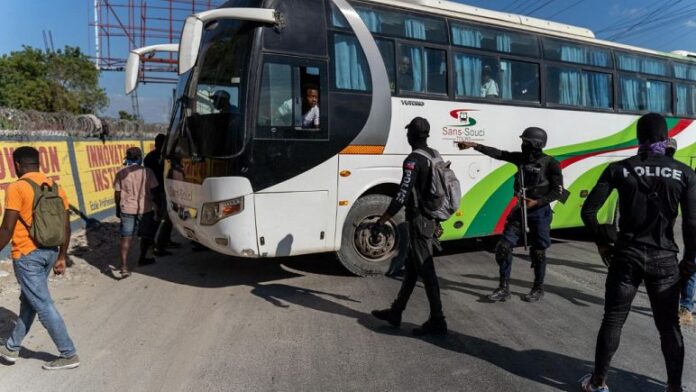 Haitili polisler otobüslerle başbakanın yolunu kapattı