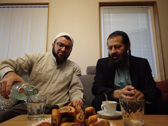 İmam Salahuddin Barakat (solda) ve emekli haham Moshe HaCohen.