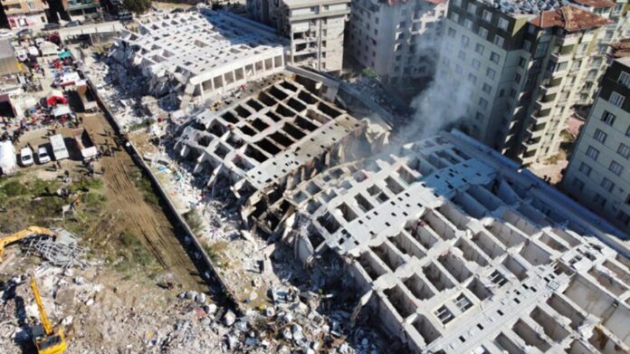 Hatay'da depremde yıkılan 250 daireli Rönesans rezidansları 'Cennetten bir kare' denilerek pazarlanmıştı.