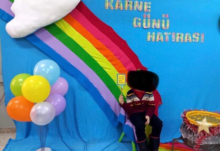 Bulut düştü, okulun velisinin geçen yıl diktiği gökkuşaklı fon “LGBT terörü”ne döndü
