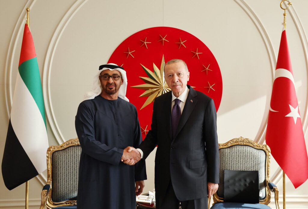 Cumhurbaşkanı Erdoğan, Birleşik Arap Emirlikleri Devlet Başkanı Şeyh Muhammed bin Zayed el Nahyan ile Atatürk Havalimanı'nda bir araya geldi.

El Nahyan, Erdoğan ile Togg’u inceledi, ardından direksiyon koltuğuna oturdu.