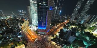 FOTO HABER | 9 milyonluk İsrail’de 250 bin kişi yargı reformuna karşı gece sokaklara çıktı