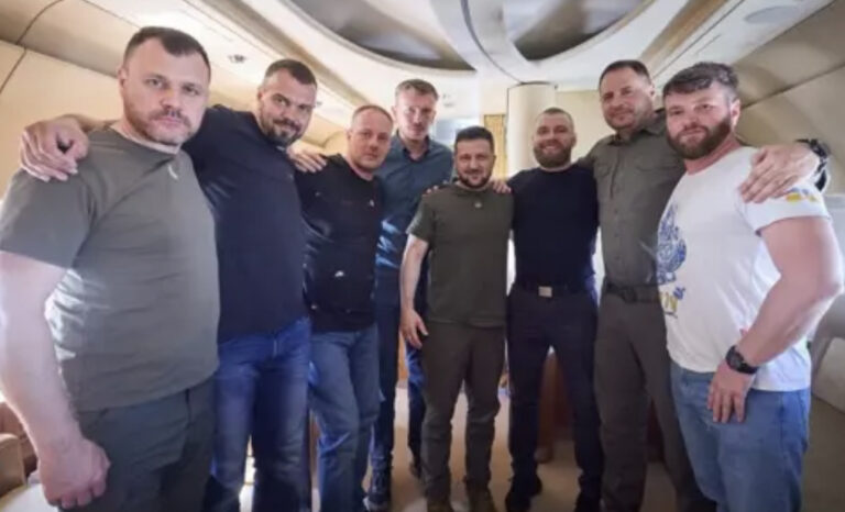 Esir takasıyla Türkiye’ye gelen Azov komutanları Zelensky’nin uçağıyla Ukrayna’ya döndü. Kremlin kızgın