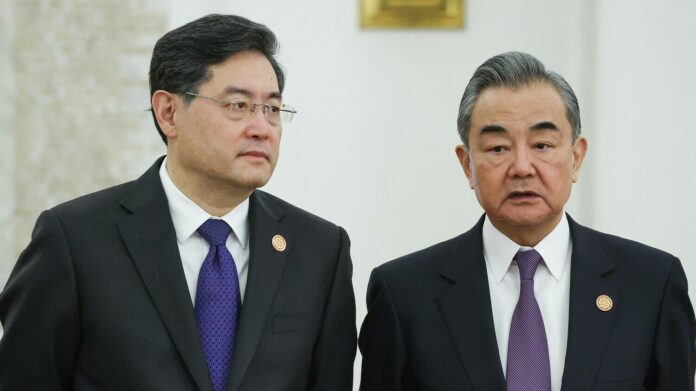Bir aydır kamuoyu önünde olmayan ve dün bakanlıktan alınan Qin Gang (solda), yeniden Dışişleri Bakanlığı’na atanan Wang Yi (sağda).