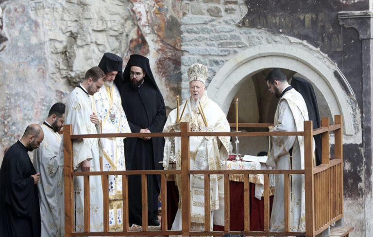 Sümela’da ayini iptal için kampanya başladı. Bartholomeos: “Dua edeceğiz ve evlerimize döneceğimiz. Bir gün bile değil, sadece birkaç saatliğine…”