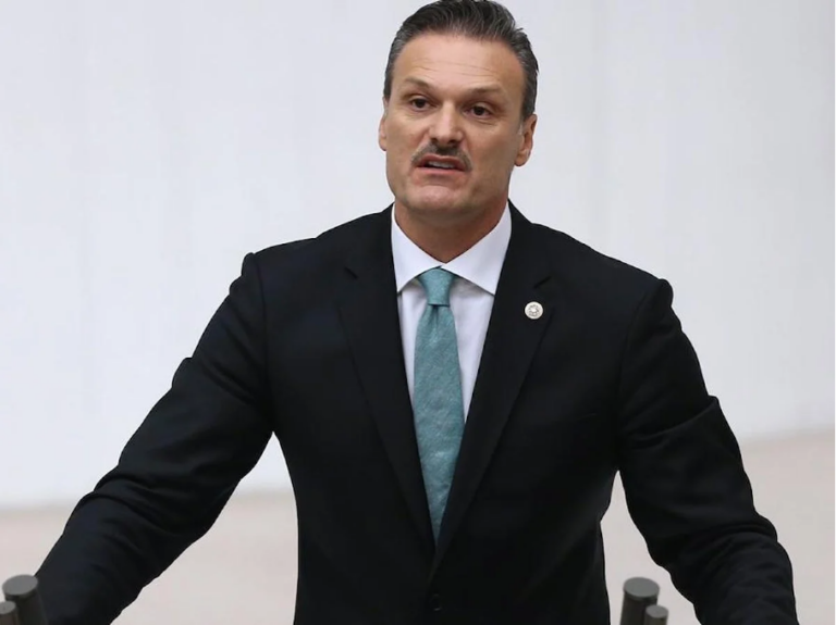 Alpay Özalan’ın sosyal medya danışmanı: “4 senedir söylediği her kelime bana ait. Bu kadar nankör bir insan görmedim”