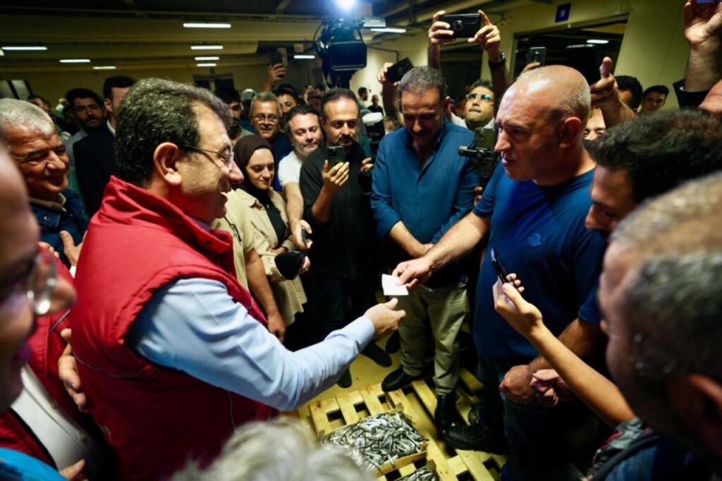 Ekrem İmamoğlu, av yasağının kalkması sebebiyle İstanbul Balık Hali'ne giderek balıkçılarla görüştü.