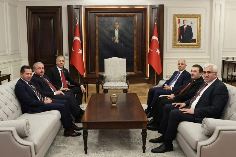 Soylu destekçisi hesapların hedef aldığı Ali Yerlikaya’ya, Soylu’yla arası bozuk AK Partililerden ziyaret