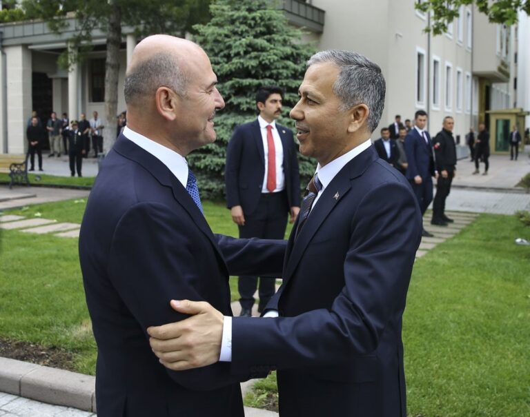 Soylu’ya yakın hesaplardan Yerlikaya’ya: “Soylu’ya çay veren çaycıları sürmekle meşgul olunca teröristleri ihmal ettiler”