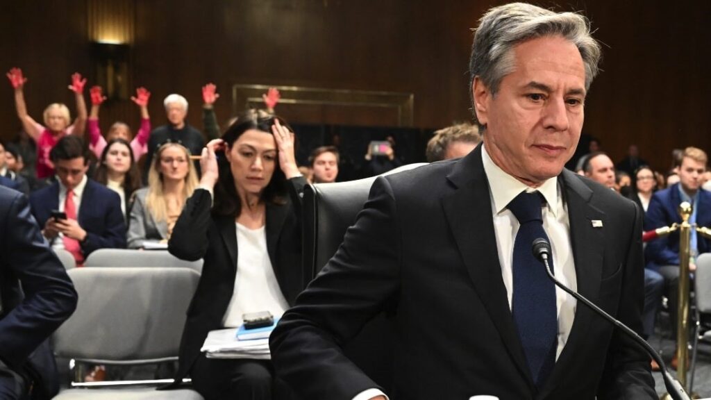 Blinken, ABD senatosunda ellerini kan rengine boyayan ve kollarına “Özgür Gazze” yazan eylemciler tarafından protesto edilmişti.