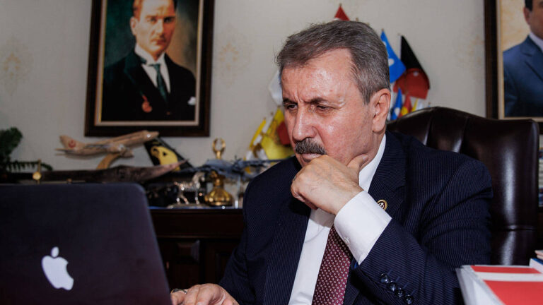 25 partinin logosunu paylaşıp “terörün tüm unsurları” diyen Destici’ye tepkiler: “Fırıldak olmaya gerek yok”
