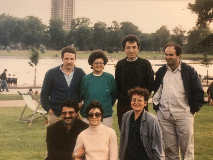 Mehmet emin Yıldırım sürgün günlerinde (ayakta sağdan ikinci) Londra’da Hyde Park’ta dostlarıyla birlikte. 1987