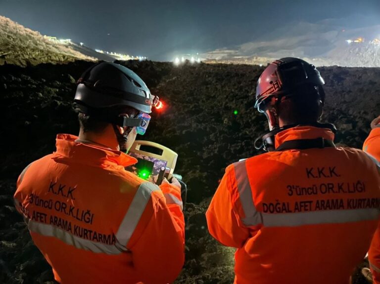 Erzincan İliç’teki toprak kayması sonucu çöken madende 9 işçiye ulaşılamıyor. Erzincan Valisi: “Siyanür sızması söz konusu değil”