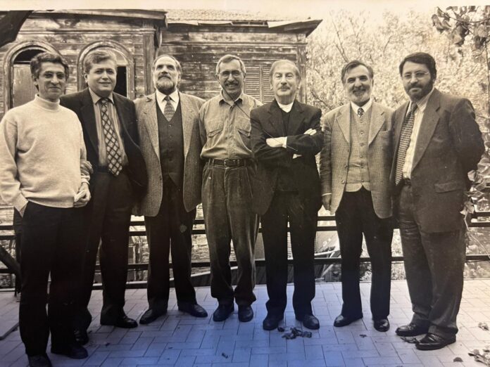 Fotoğraf soldan sağa: Avukat Fikret İlkiz yanındaki Hikmet Çetinkaya, Eşber Yağmurdereli, Oral Çalışlar, İlhan Selçuk, Işık Yurtçu ve İbrahim Yıldız
