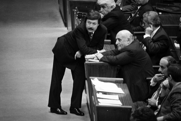 Cavit Çağlar: “Demirel Güniz Sokak’taki evin belirli yerlerine viski saklarmış. Şişeyi divanın altından çıkardı”