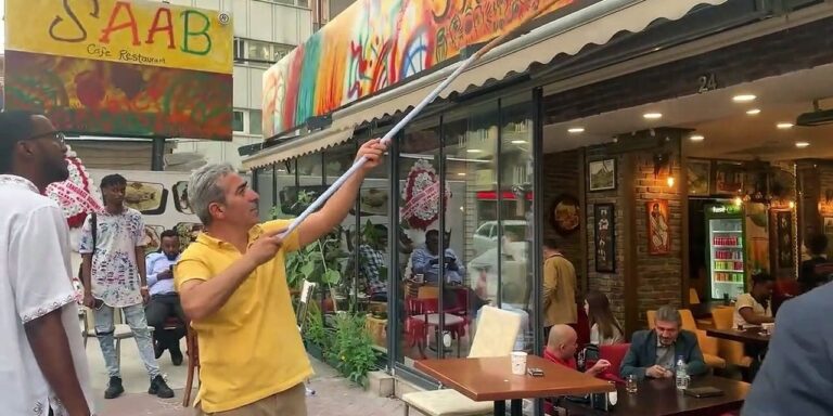 Mahkeme, Kızılay’daki kafesi polis baskısıyla kapanan Somalili Muhammed’e “ayrımcılık yapıldığına” karar verdi: “Uygulama Somalili olmasından”