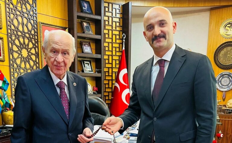 ÖZEL HABER  |  Olcay Kılavuz, Bahçeli’nin danışmanlığından Sinan Ateş’le ilgili konuştuğu için alındı. Semih Yalçın, Kılavuz’a “Medyaya konuşamazsın” dedi