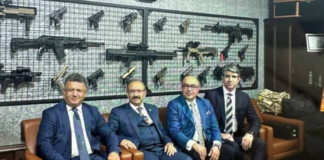 Makamında uzun namlulu silahlar, altında Porsche Taycan olan hakim görevinden alındı. Adalet Bakanı: “HSK soruşturma başlattı” İzmir Adalet Komisyonu Başkanı Tabur (sağdan ikinci) dinlenme odasındaki cephaneliğinin önünde HSK Teftiş Kurulu Başkanı ve yardımcılarıyla poz vermişti.