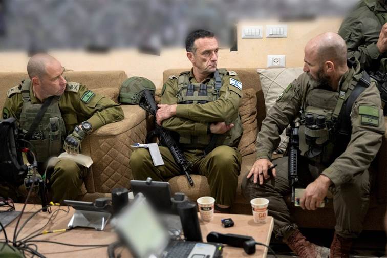 İsrail Genelkurmay Başkanı Herzi Halevi (ortada) 23 Aralık'ta Han Yunus'ta subaylarla yaptığı toplantı sırasında. (İsrail ordusu - AFP)