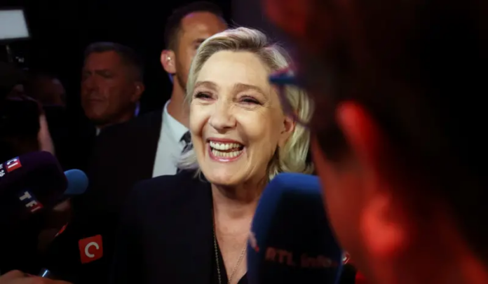 Le Pen ilk tur zaferi sonrası medya mensuplarına konuşuyor