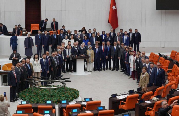 Yasaya evet diyen Ak Partili ve MHP’li vekiller Genel Kurul sonrası hatıra fotoğrafı çektirdi