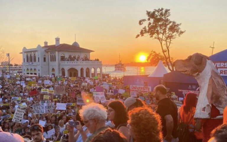 Köpek yasası için Meclis’te pazar mesaisi: Halka kapatıldı, Meclis TV yayını yok, dışarıda miting var