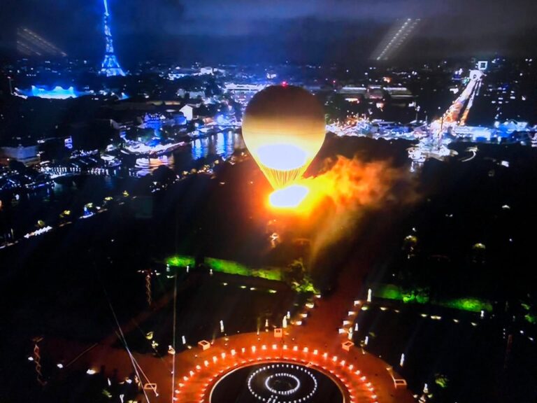 Olimpiyat meşalesi yağmur altında Paris’te yandı