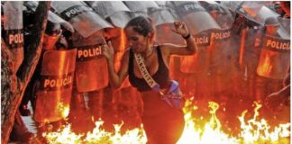 Venezuela’da tartışmalı seçim sonrası protestocular polisle çatıştı. Maduro: “Darbe girişimi”