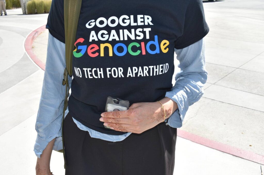 Google Cloud CEO'sunun Sunnyvale, California'daki ofisinin önünde Google'ın İsrail ile bağlarını protesto etmek, 14 Haziran 2024. (No Tech for Apartheid'ın izniyle)