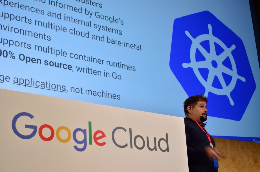 Bir konuşmacı, 17 Ekim 2017'de Google Cloud Zirvesi'nde bir konferans veriyor. (Kamu malı)