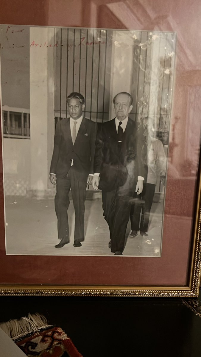 resim çerçevesi, giyim, adam, insan, iç mekan içeren bir resim
Açıklama otomatik olarak oluşturuldu