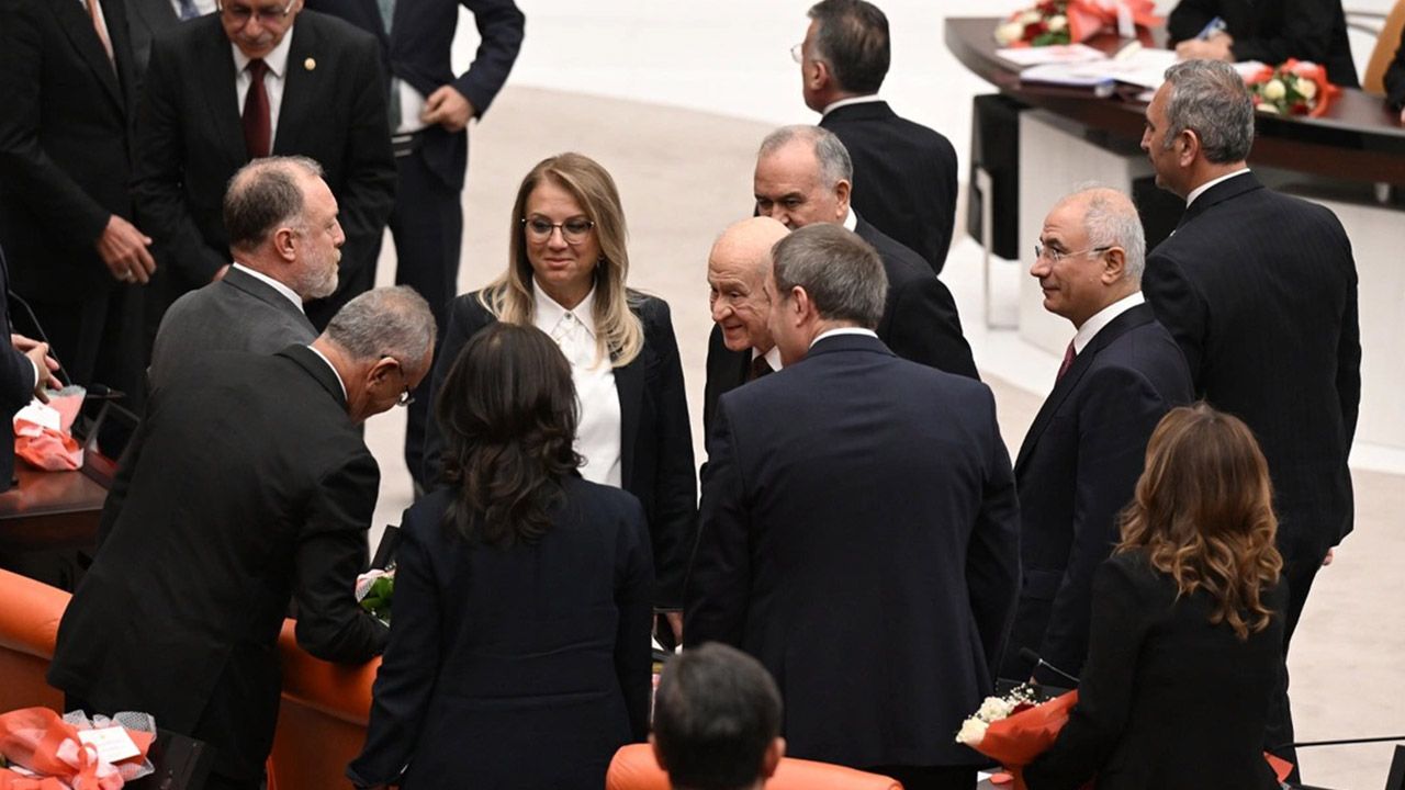 Devlet Bahçeli'nin DEM Parti ile tokalaşması - Serbestiyet