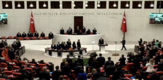 Erdoğan’ı Meclis’te ayakta karşılama kararı CHP grubunu böldü