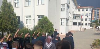 Ülkü Ocakları İstanbul İl Başkanı lise ziyaret etti, öğrenciler bahçede bozkurt işaretiyle karşıladı