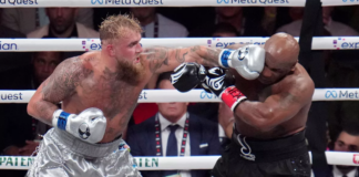 28 yaşındaki Jake Paul, 58 yaşındaki Mike Tyson’ı önce dövdü, sonra önünde eğildi