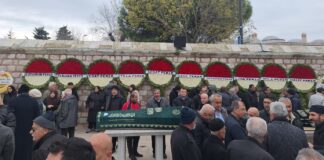 Sedat Peker’den “örgütüne üyelikten yargılanmaktan gurur duyuyorum” diyen avukatın cenazesine 10 çelenk: Atilla Peker cenazedeydi