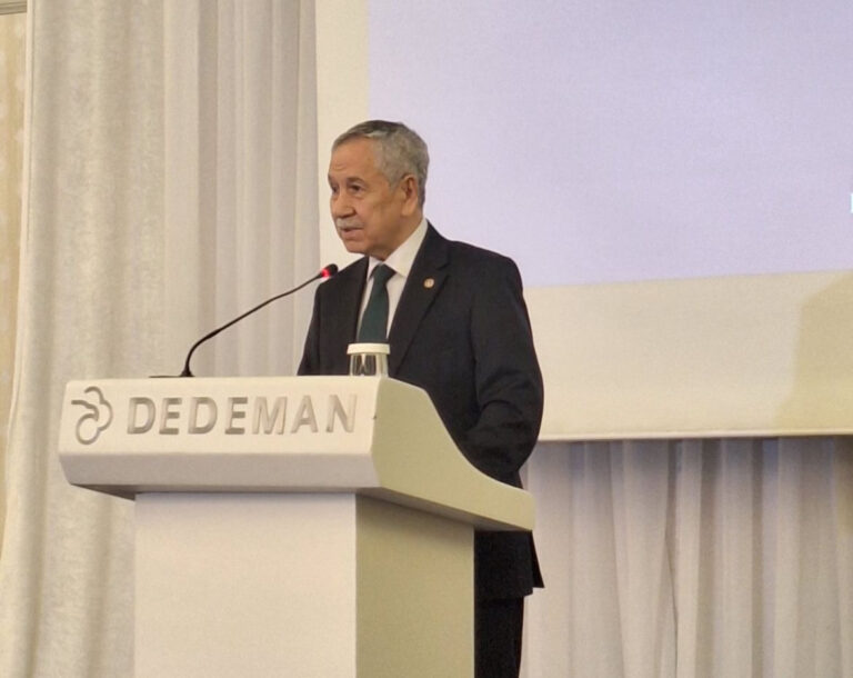 Bülent Arınç’tan Uçum’a: Sen kimin yarisin yavrum, her yerin ayrı oynak